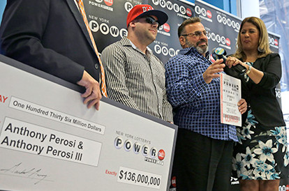 santeh-usa Сантехник из Нью-Йорка Энтони Пероси выиграл в лотерею Powerball 136 миллионов долларов. Мужик в течение месяца даже не догадывался, что стал обладателем крупной денежной суммы.